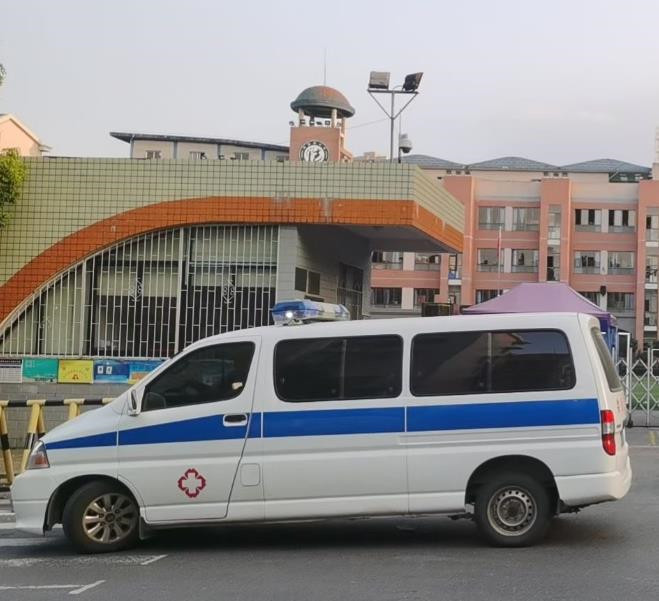 万宁救护车出租护送骨折病人一公里多少钱